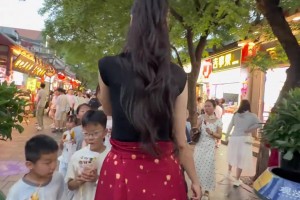 退役后第二春！许诺：两米穿马面裙 来北京南锣鼓巷是什么体验？